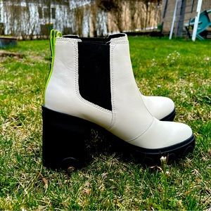 Sorel size 11 boots